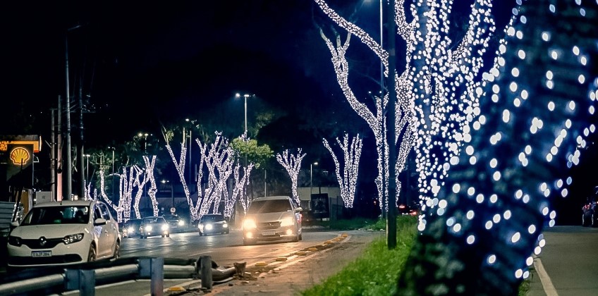 Clima natalino começa a tomar conta de Volta Redonda com instalação de iluminação especial